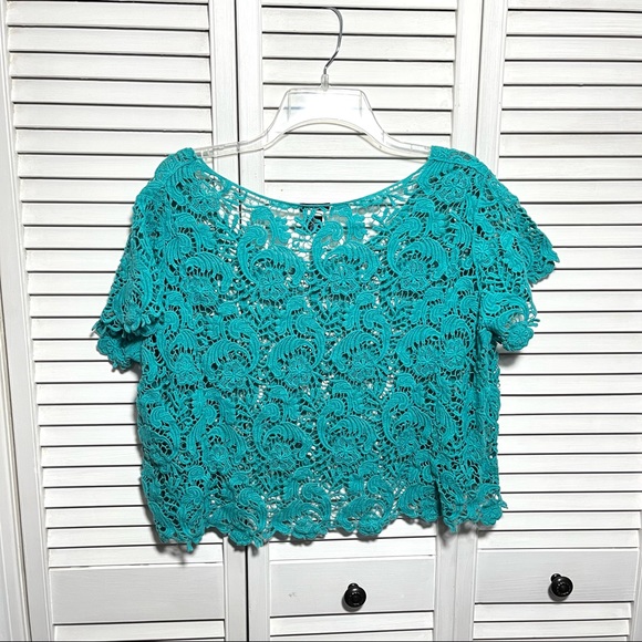 🎉HP🎉 Torrid Turquoise Color Lace Crop Top, Size 0 - Picture 3 of 14
